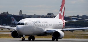 airlines-mandate-vaccines-employees qantas
