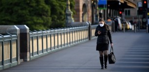 Woman-wearing-mask-in-Melbourne commute covid-19